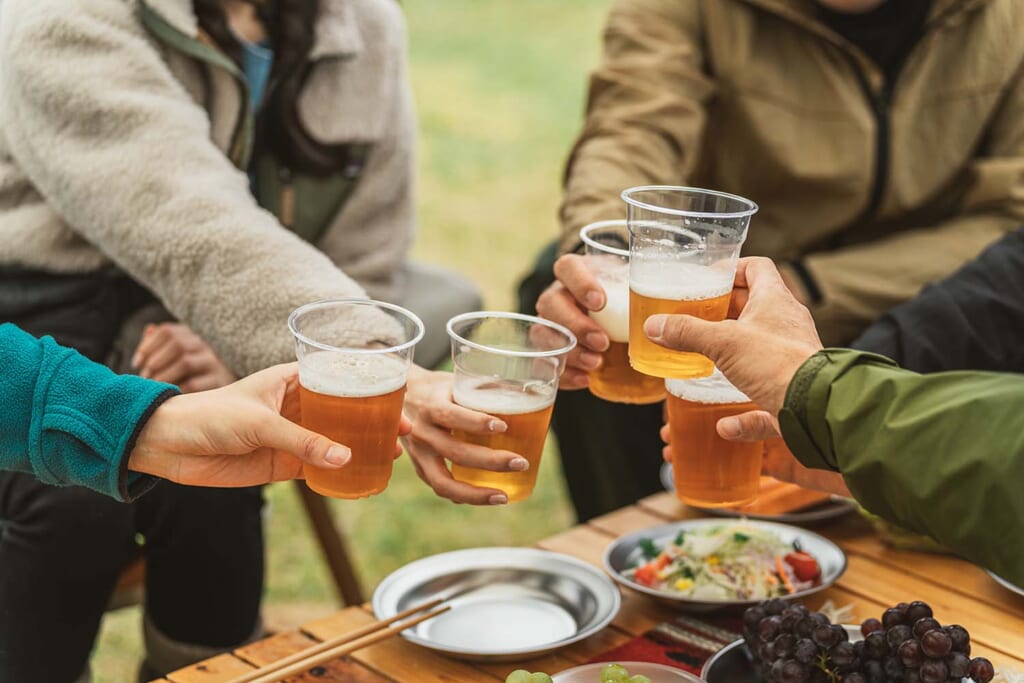 ビールで乾杯するグループキャンパー