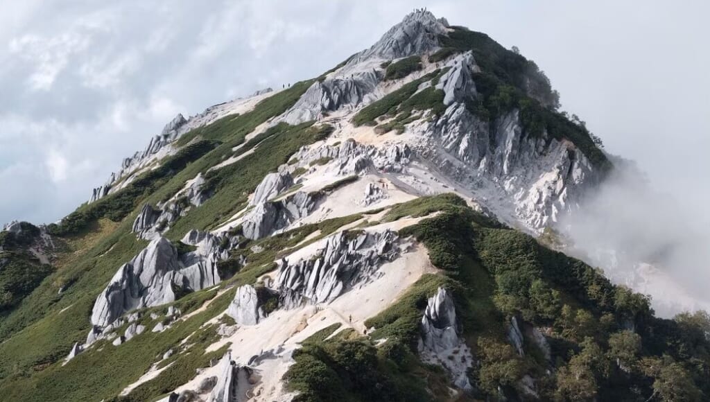 燕岳の山頂から見た北アルプス