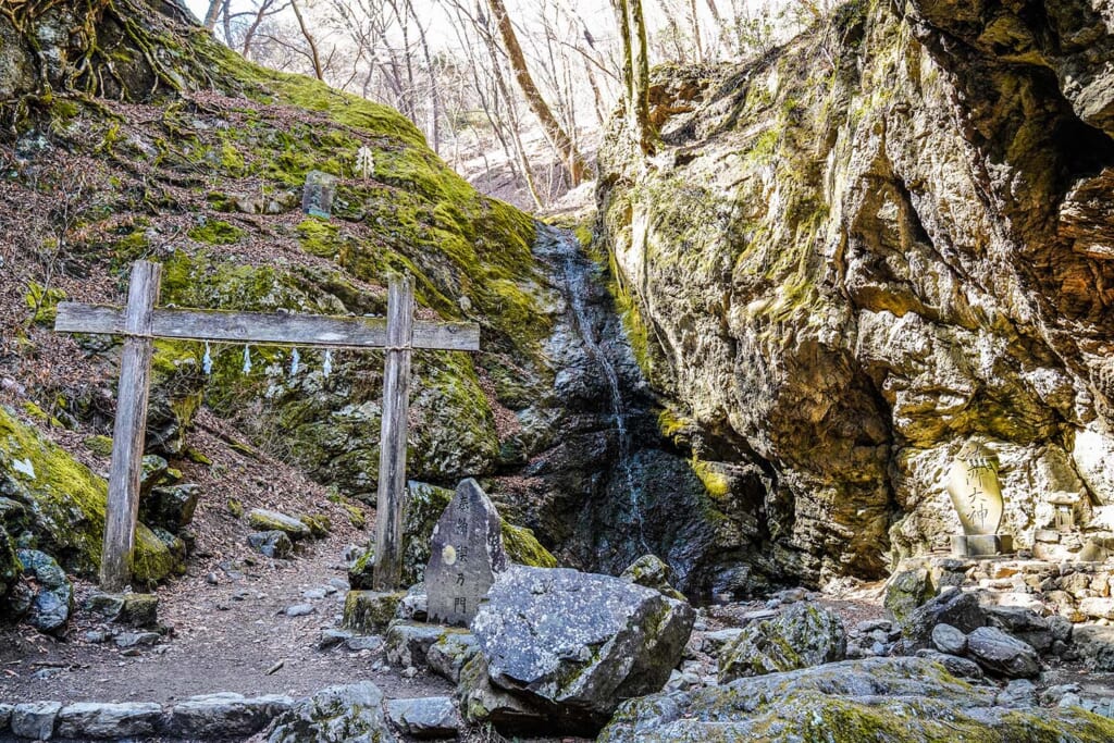 御岳山の綾広の滝