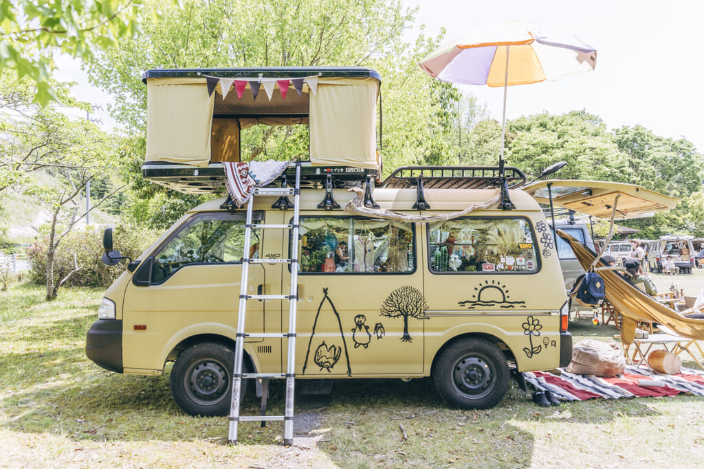 我が家のマイカーは「動く山小屋」！ 親子の夢を詰めこんだ「バンライフ」なボンゴが個性的過ぎる | soto lover - ソトラバ