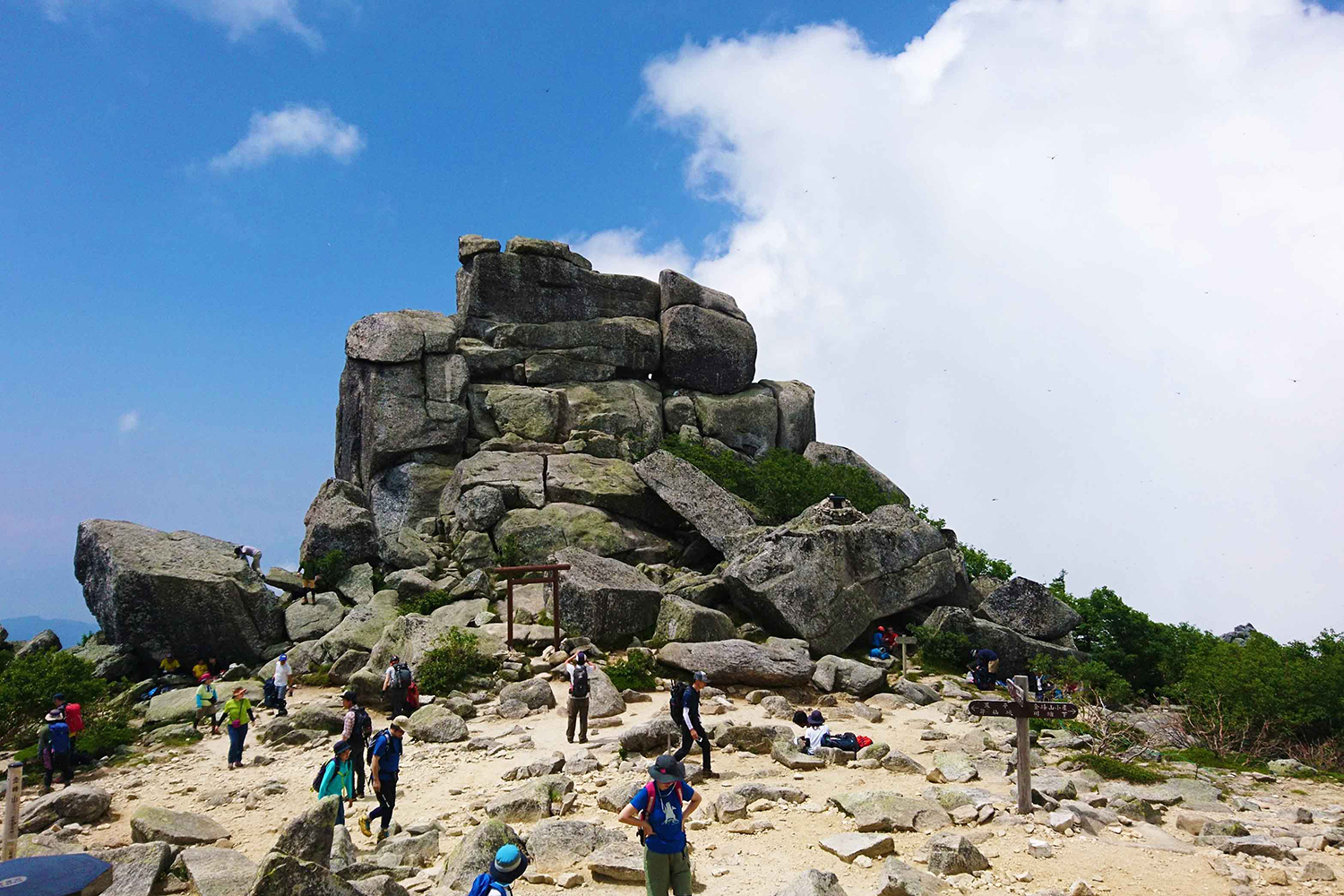 金峰山山頂の5丈岩