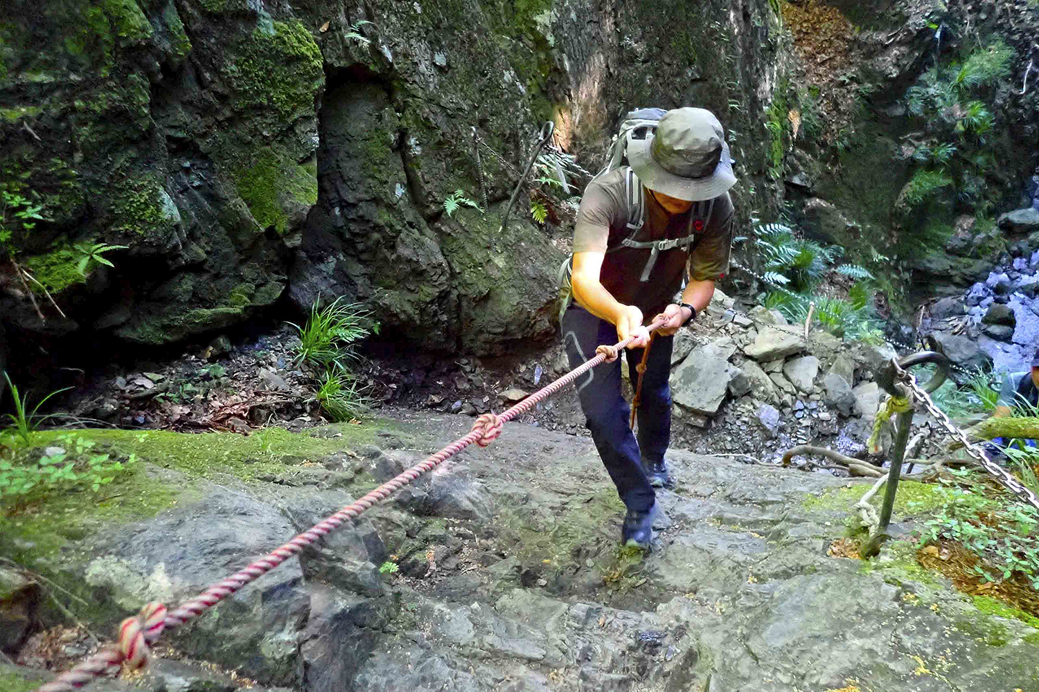 棒ノ折山名物「ゴルジュ」にあるロープ場