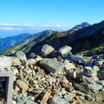 【画像】標高3003mの天空神社で安全登山を祈願！　3015mで見上げる蒼天と剱岳の勇壮な尖頭 〜 画像1