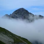 【画像】標高3003mの天空神社で安全登山を祈願！　3015mで見上げる蒼天と剱岳の勇壮な尖頭 〜 画像1