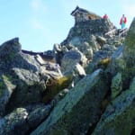 【画像】標高3003mの天空神社で安全登山を祈願！　3015mで見上げる蒼天と剱岳の勇壮な尖頭 〜 画像1