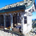 【画像】標高3003mの天空神社で安全登山を祈願！　3015mで見上げる蒼天と剱岳の勇壮な尖頭 〜 画像1