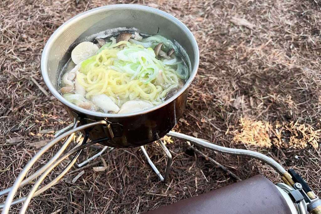 シングルバーナーでラーメンを調理