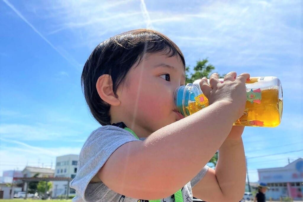 水分補給する男の子