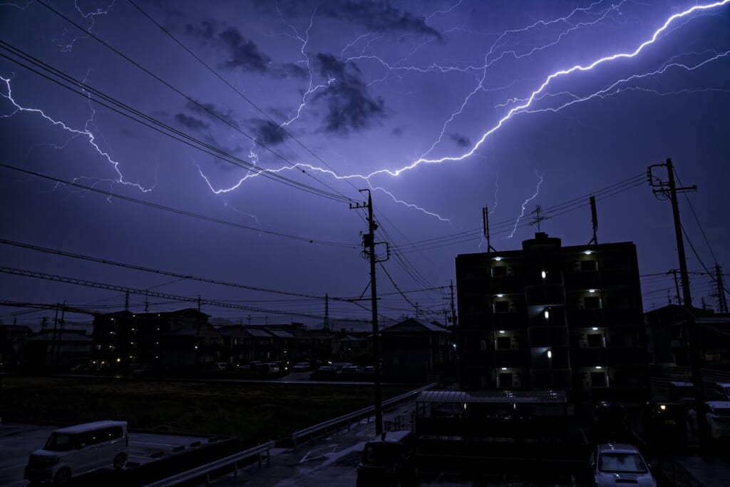 空に稲妻が走っている