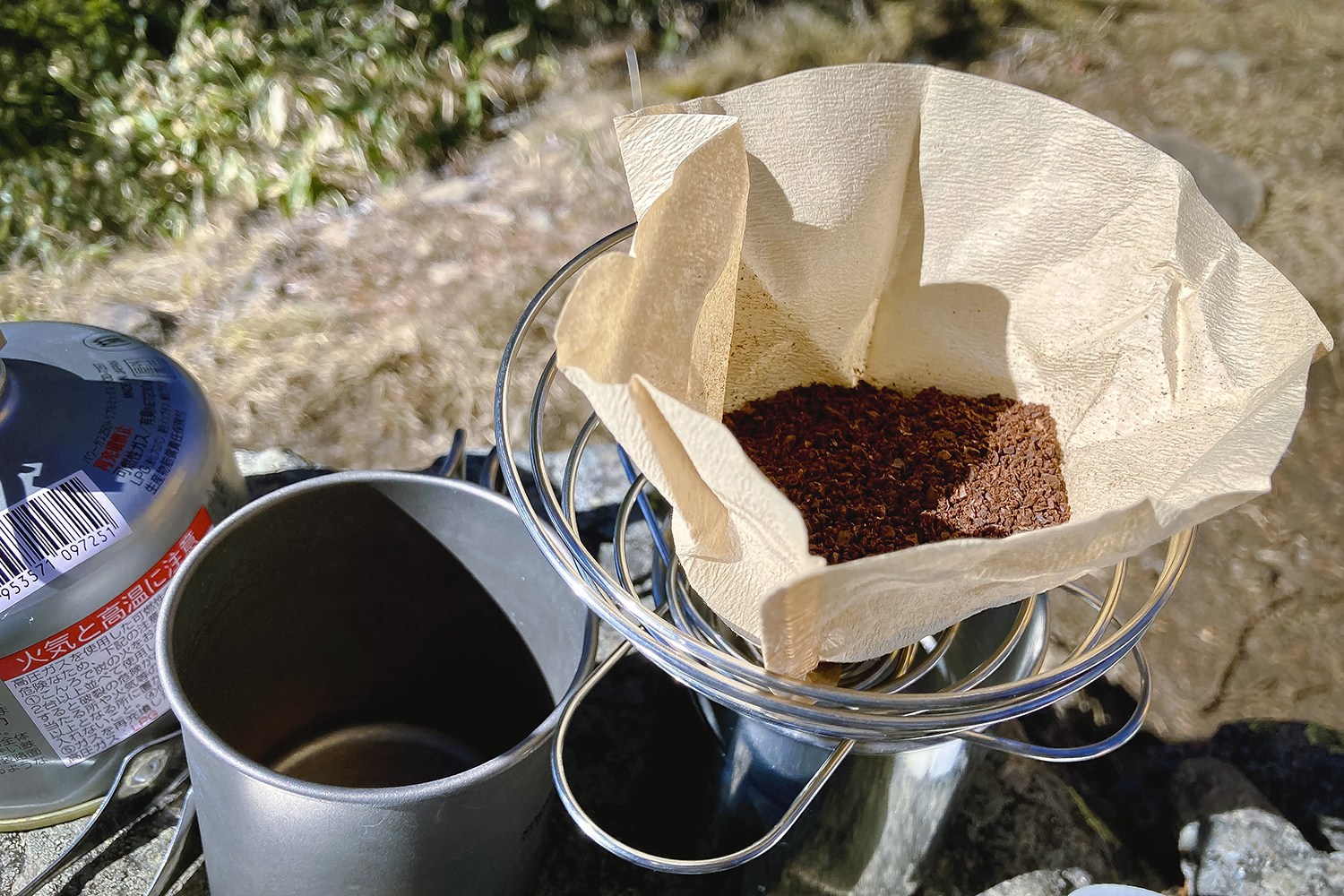 登山時にドリップコーヒーを淹れているところ