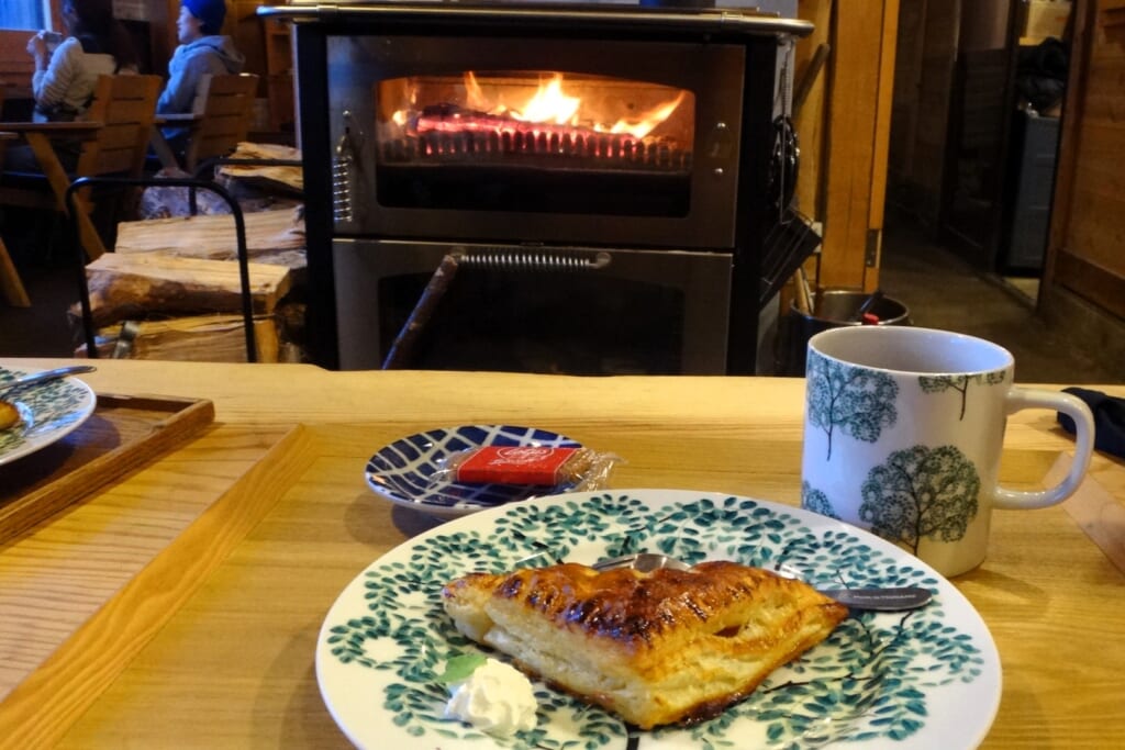 雲上の薪ストーブカフェぱんだ屋のアップルパイ