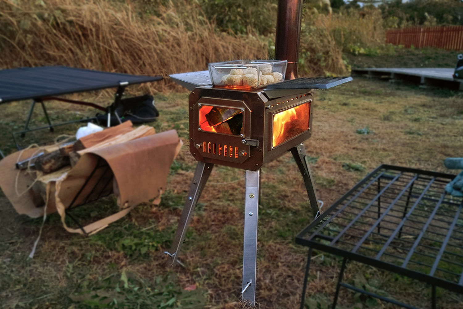 薪火料理が堪能できる最強キャンプギアが登場！ 安心安全に使える「焚き薪ストーブ」の多彩な機能性とは | soto lover - ソトラバ