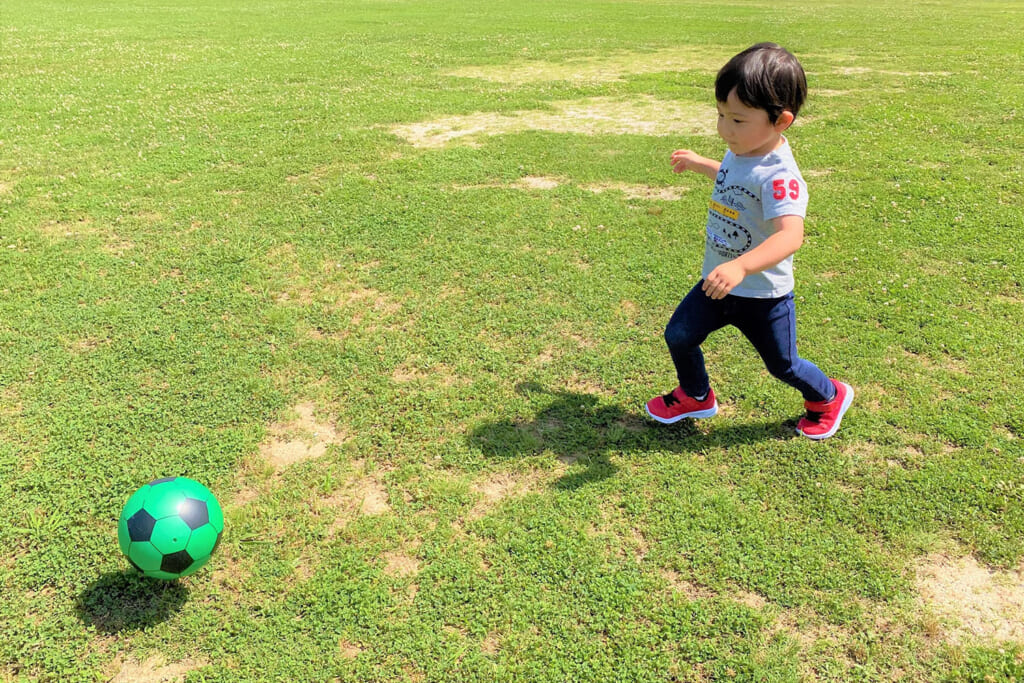 キャンプ場の芝生でサッカー