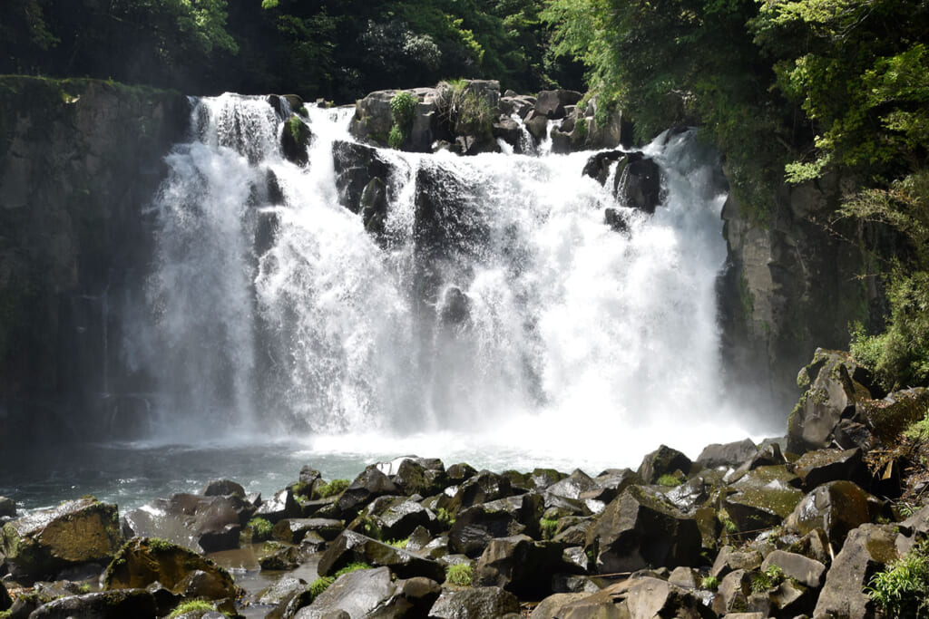 日本の滝百選に選ばれている関之尾滝