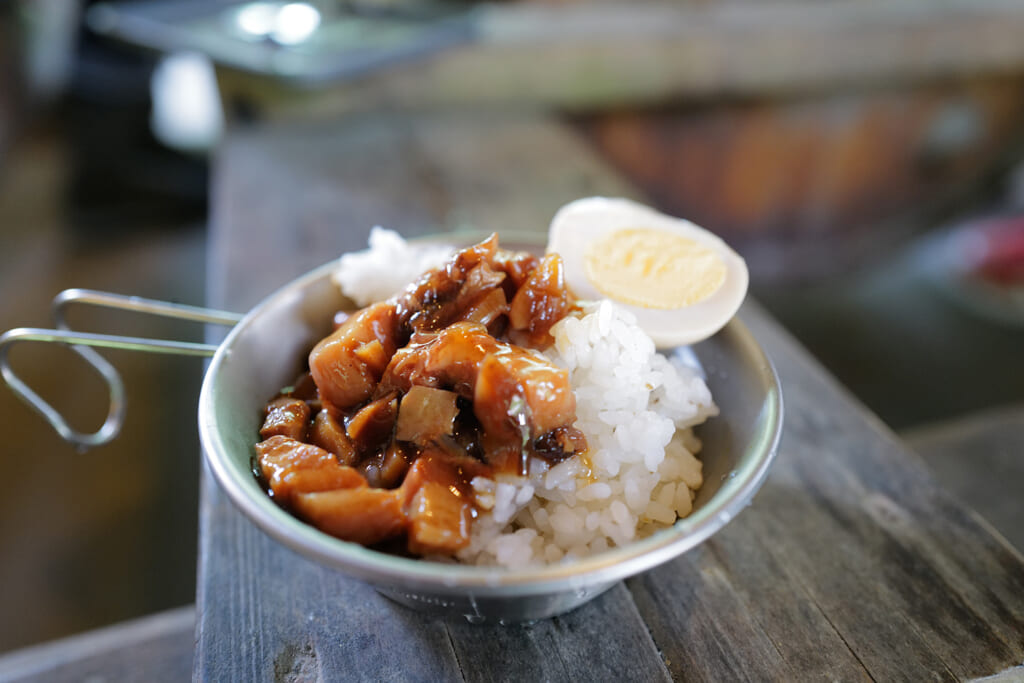 シェラカップに盛り付けたルーロー飯