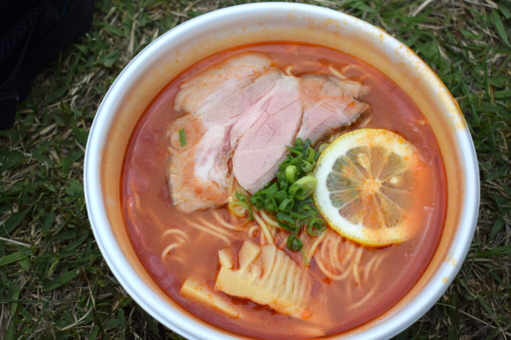 キャンプ飯のトムヤムトマト麺