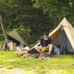 キャンプ場でキャンプしている会社の先輩と後輩（2）