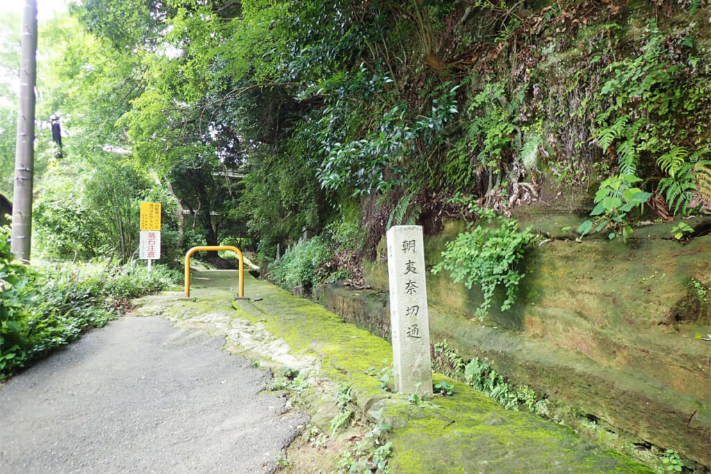 鎌倉アルプス朝比奈切通しルートの入口