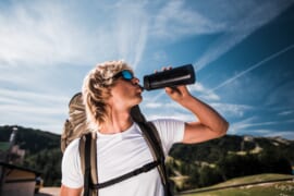 水分補給する登山家