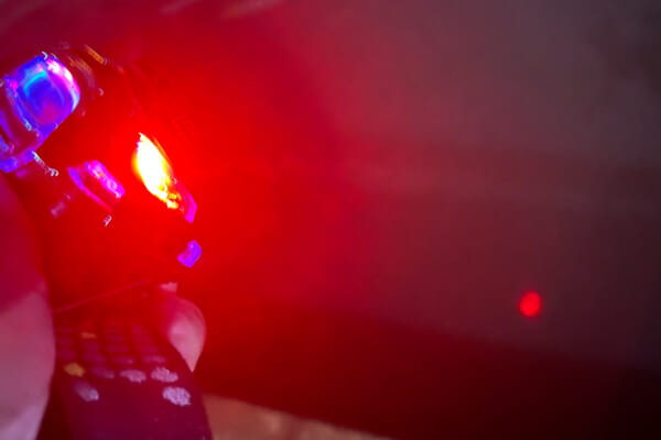 赤色LEDのヘッドライトの灯り