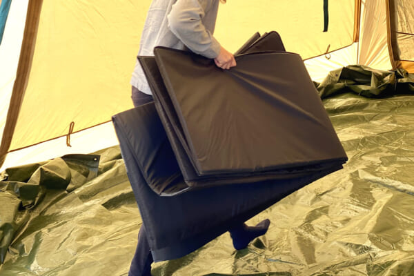 テントを設営するキャンパー