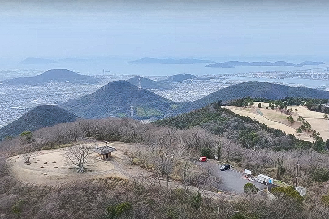 山頂からのぞむ街中と海