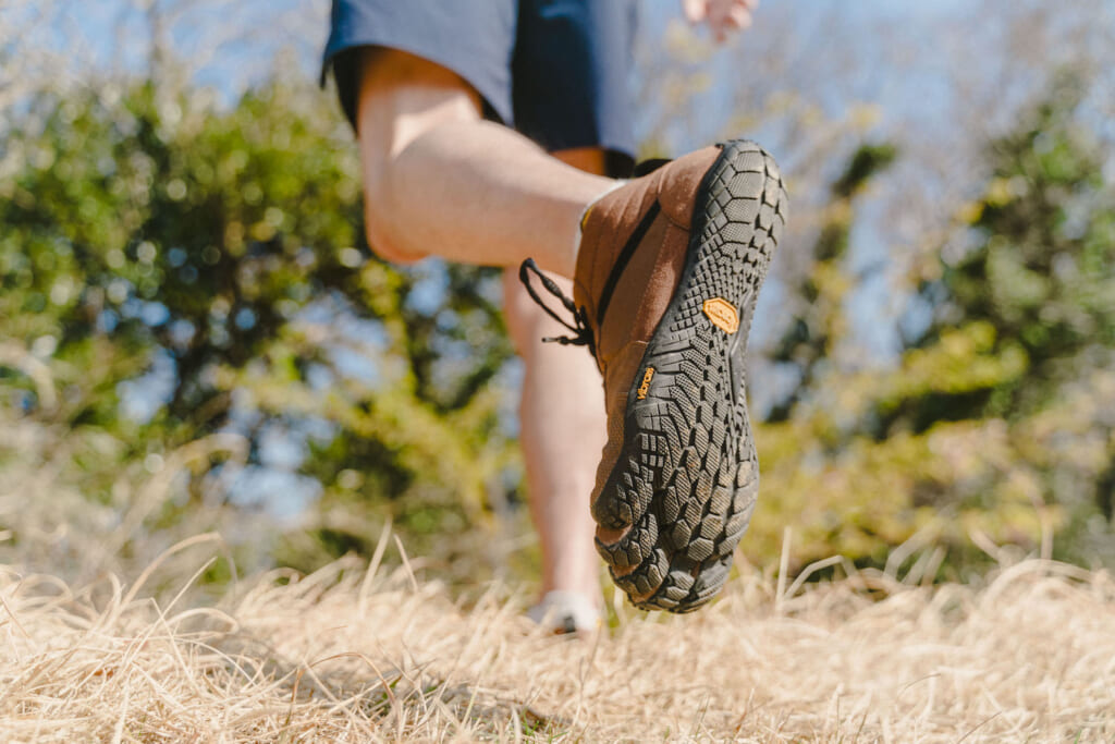 Vibram FiveFingers YAMAP別注 V-トレックを着用し、草むらを歩く