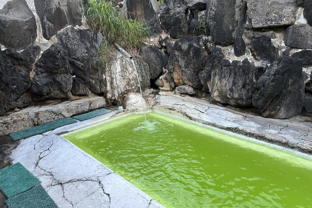 石塚旅館の露天風呂の浴槽