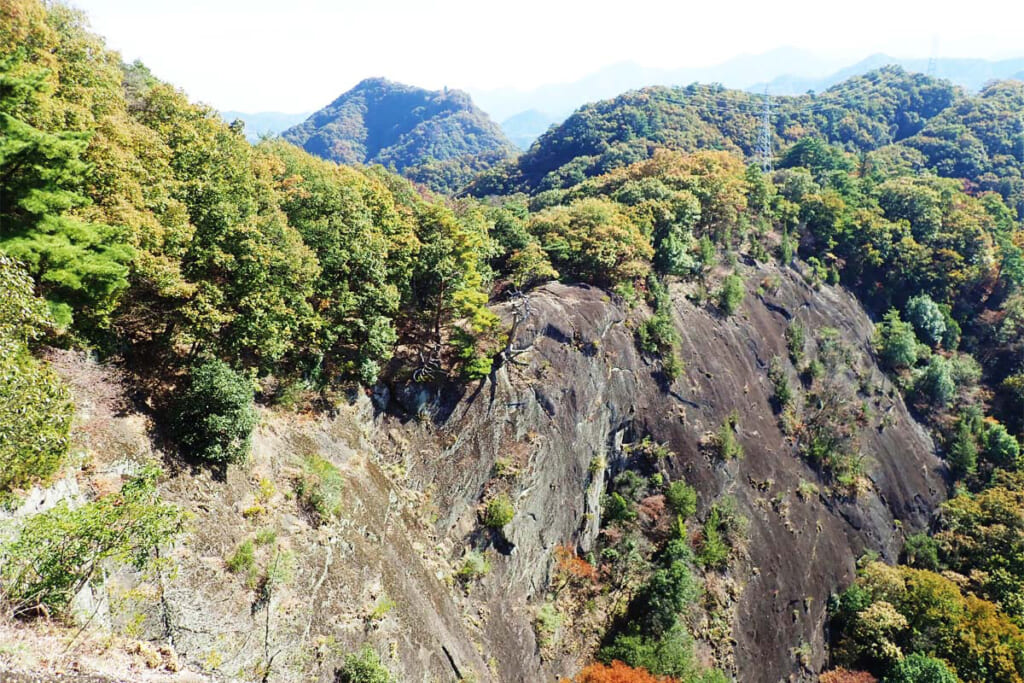 岩殿山の縦走路上にある稚児落し