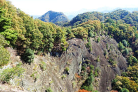 岩殿山の縦走路上にある稚児落し