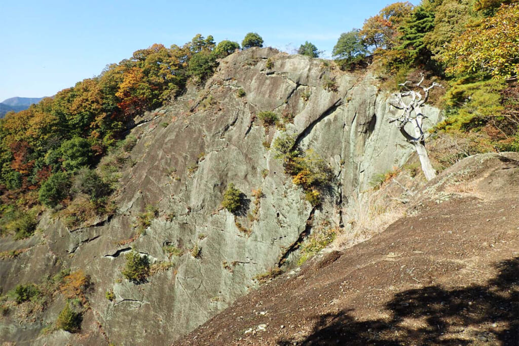 岩殿山側から見た稚児落し