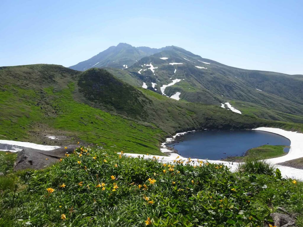 鳥海山の麓の鶴間池