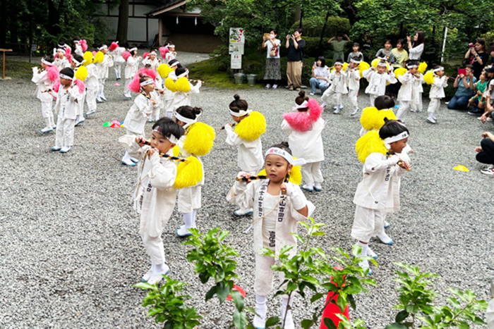 富士山開山前夜祭の富士保育園園児の踊り