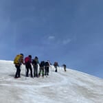 【画像】初めて登る月山に期待が膨らむ！　ご褒美は「月山のゼブラ模様」残雪のなか一歩一歩進む月山登山ルポ 〜 画像1