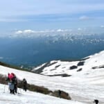 【画像】初めて登る月山に期待が膨らむ！　ご褒美は「月山のゼブラ模様」残雪のなか一歩一歩進む月山登山ルポ 〜 画像1