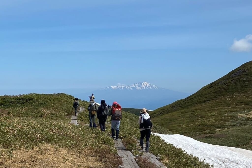 前方に鳥海山