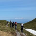 【画像】初めて登る月山に期待が膨らむ！　ご褒美は「月山のゼブラ模様」残雪のなか一歩一歩進む月山登山ルポ 〜 画像1