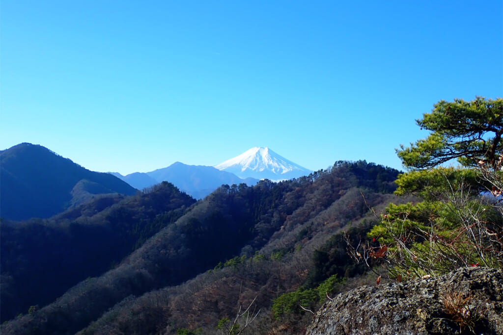 御前山山頂から望む蒼天に富士山