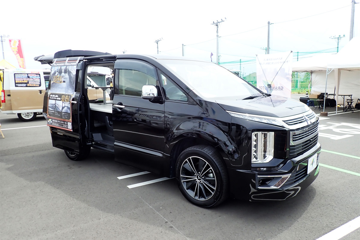 車中泊はもちろん堅牢性と確かな悪路走破性が頼りになる！ いま話題の三菱デリカD:5ベースのミニバンキャンパーの魅力とは | soto lover -  ソトラバ