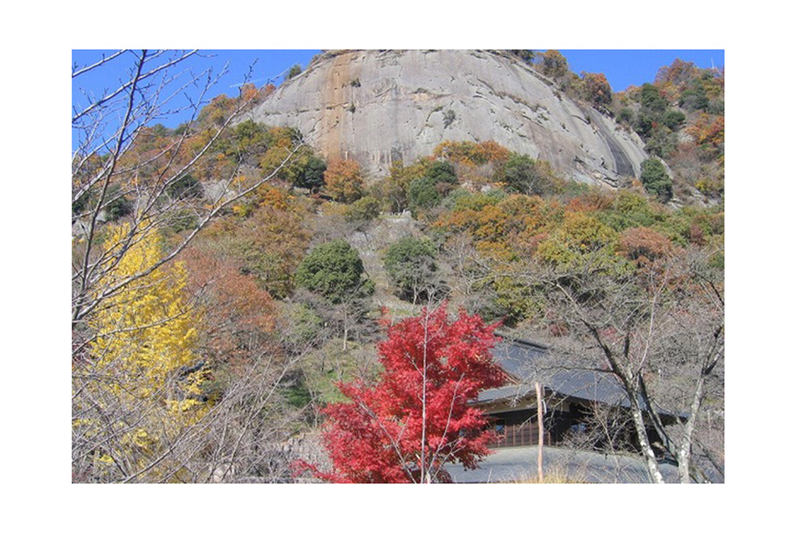 岩殿山の鏡岩