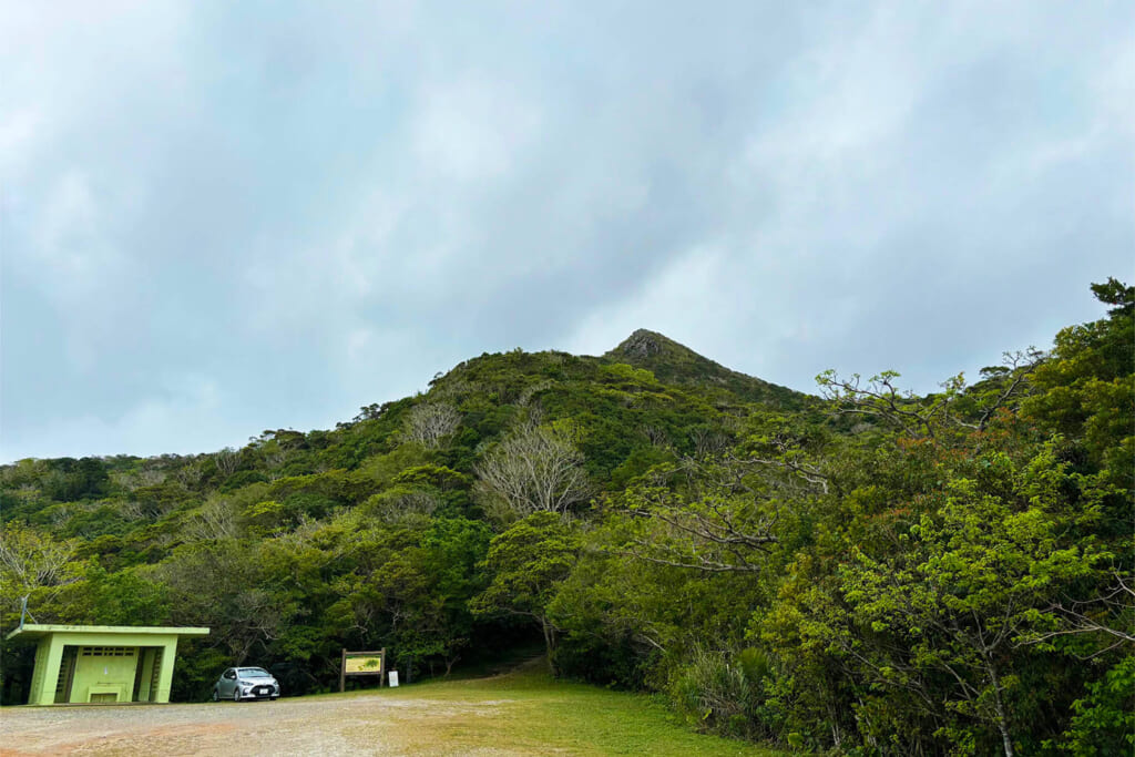 嘉津宇岳登山口の駐車場