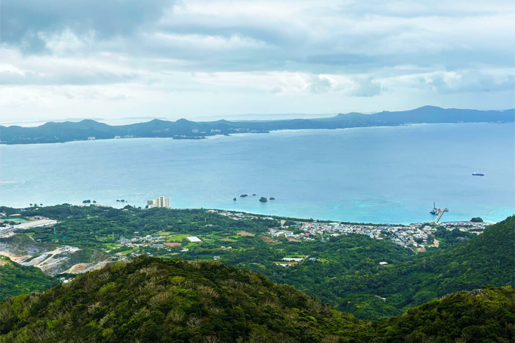 嘉津宇岳の山頂からの眺め