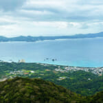 【画像】海の絶景がご褒美の南海の島ハイク！　鋭く痛そうな岩と格闘必至の沖縄、嘉津宇岳をピークハント 〜 画像1