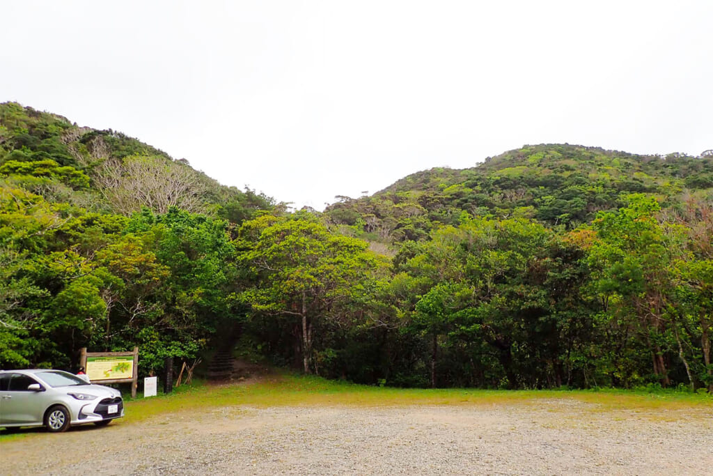 嘉津宇岳登山口の駐車場