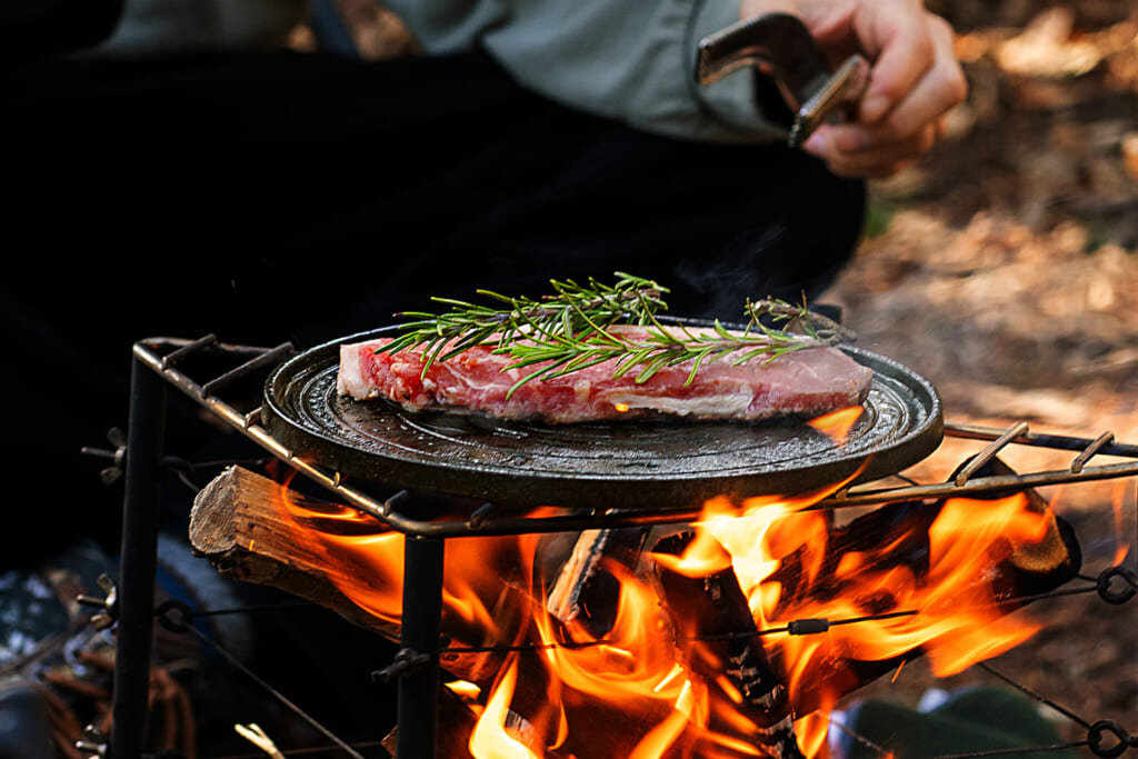 マルデマンホールで肉を焼く