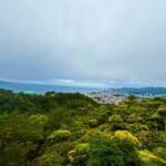 【画像】あえてハズしの沖縄の南海の島登山！　ロングトレッキングのご褒美は山頂から眺めるエメグリの海 〜 画像1