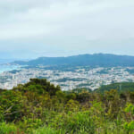 【画像】あえてハズしの沖縄の南海の島登山！　ロングトレッキングのご褒美は山頂から眺めるエメグリの海 〜 画像1