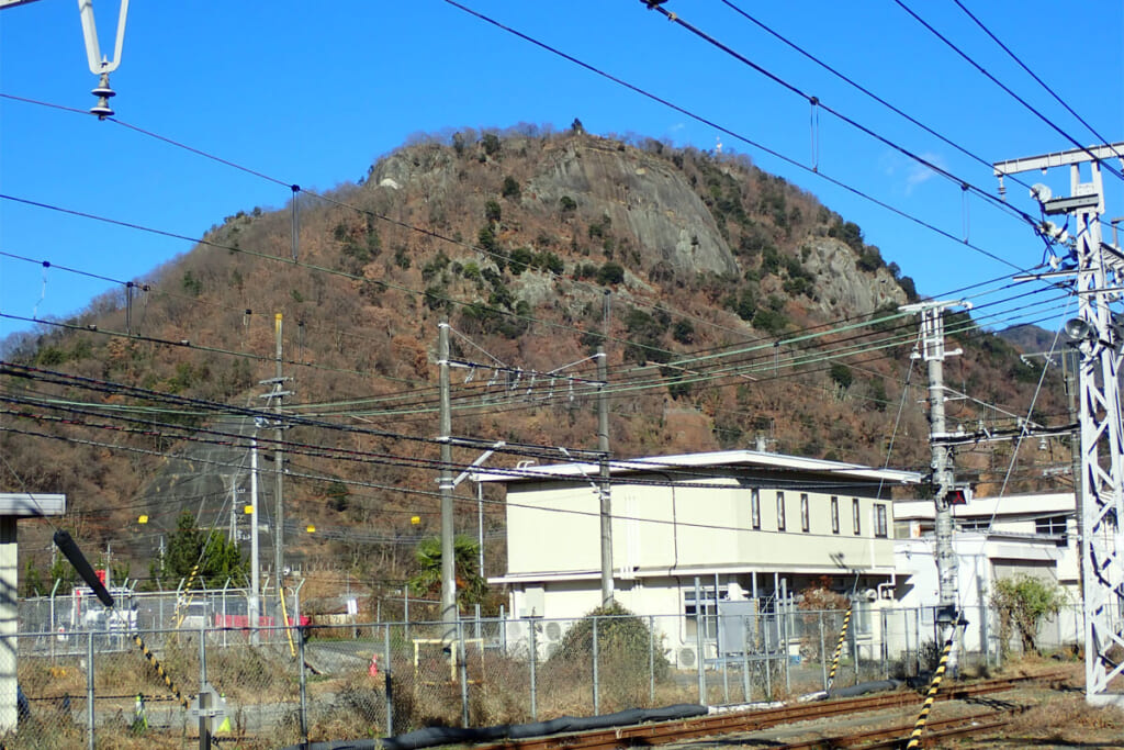 大月駅下山でホームから目の前に大月市のシンボル岩殿山