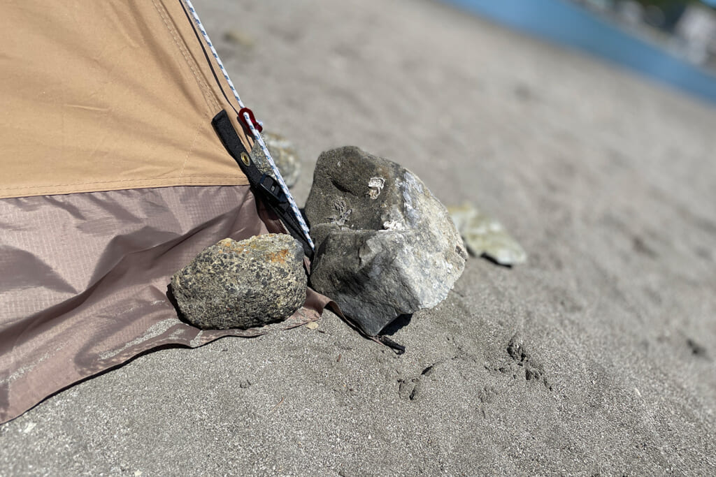 砂浜でのペグダウンのイメージ