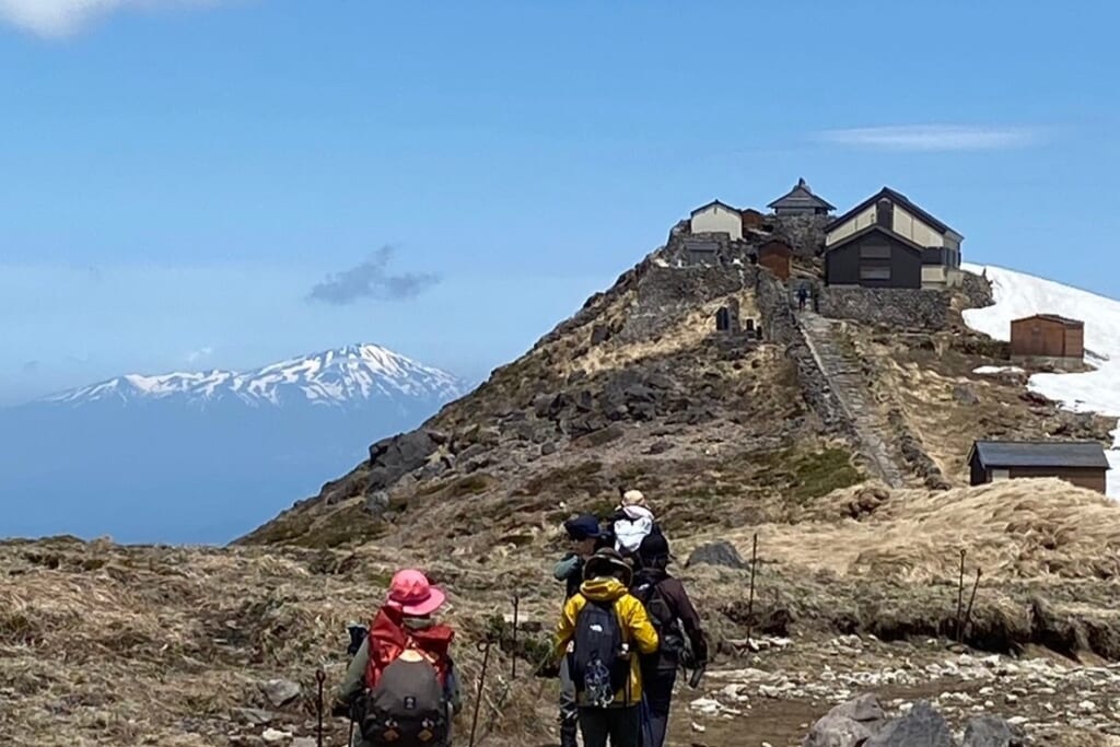 山頂から鳥海山